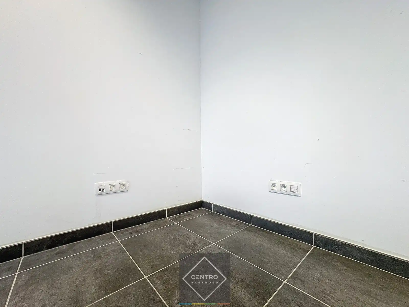 Instapklare en energiezuinige KANTOORRUIMTE (2 x 90m²) TE KOOP met 3 private parkeerplaatsen voor de deur. foto 4