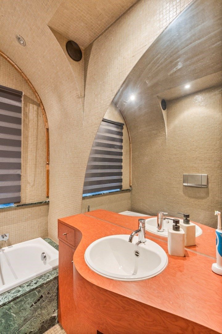 Verrassend ruime woning met knap terras en diepe tuin foto 11