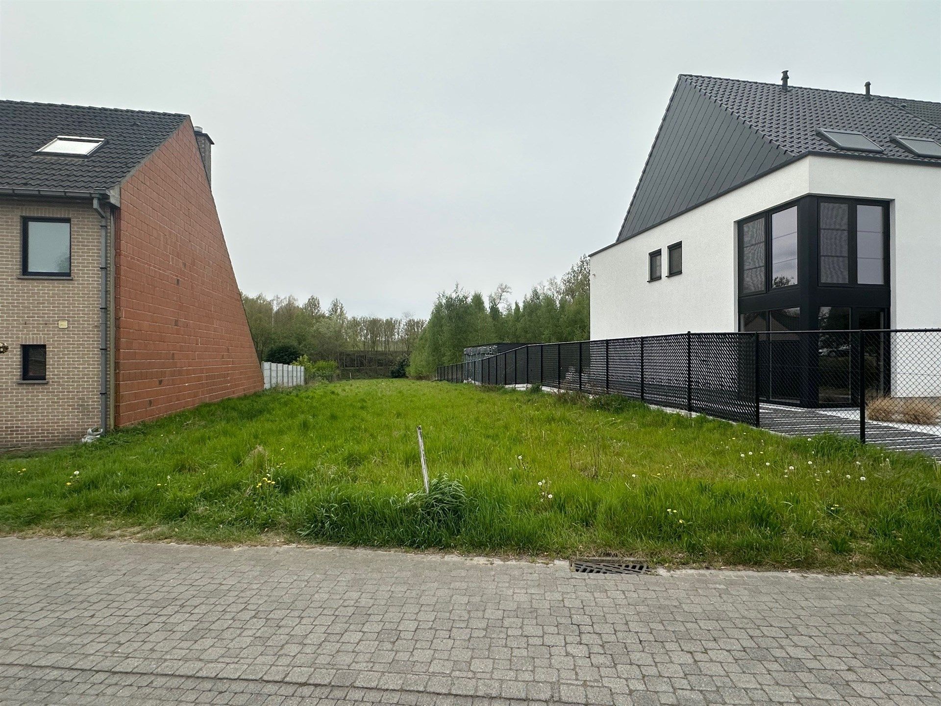 Bouwgrond voor halfopen bebouwing - 1734 m² foto {{pictureIndex}}