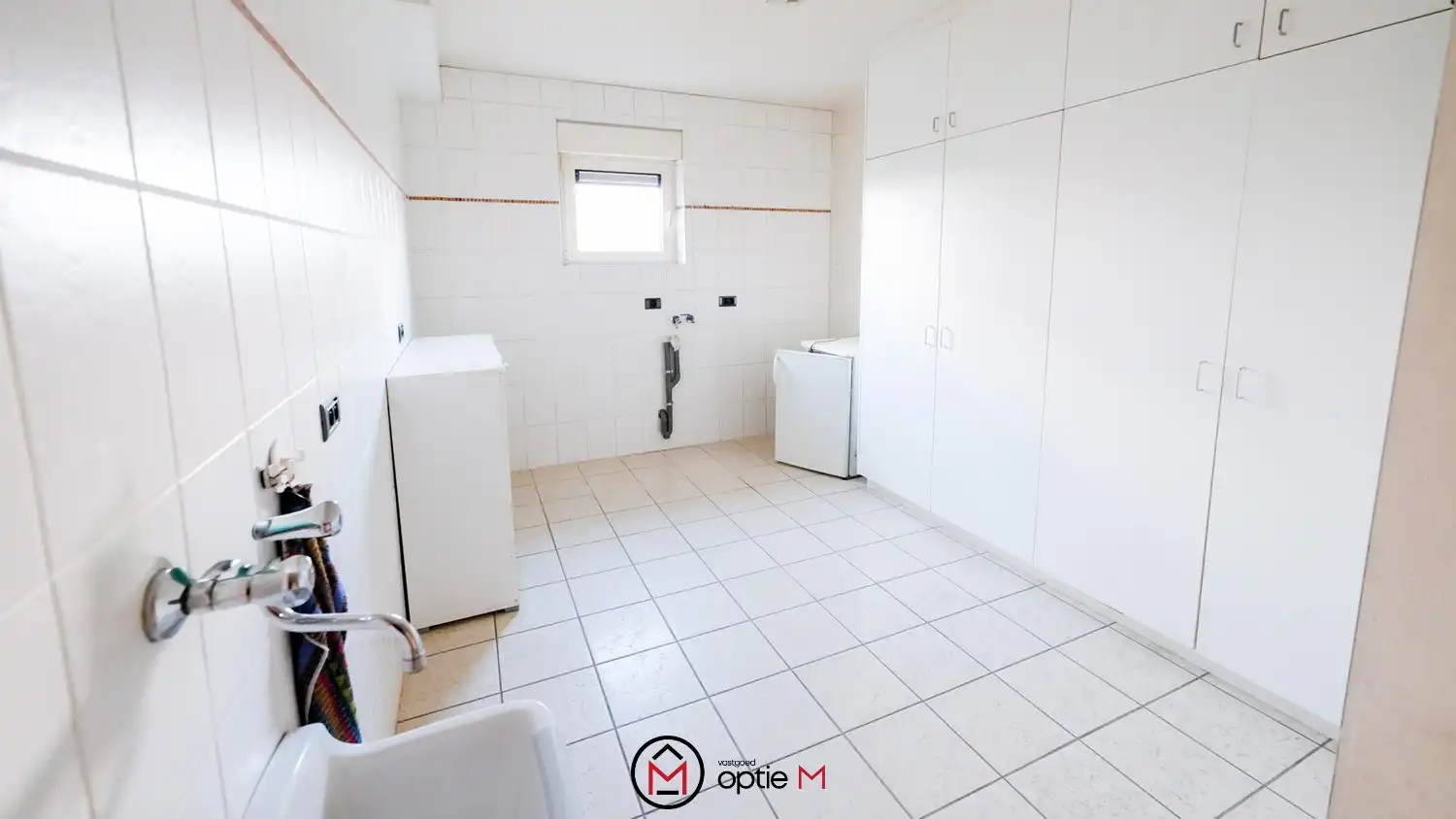 Bedrijfspand met woonst te huur – ruime hal, werkplaats en appartement met 3 slaapkamers foto 23