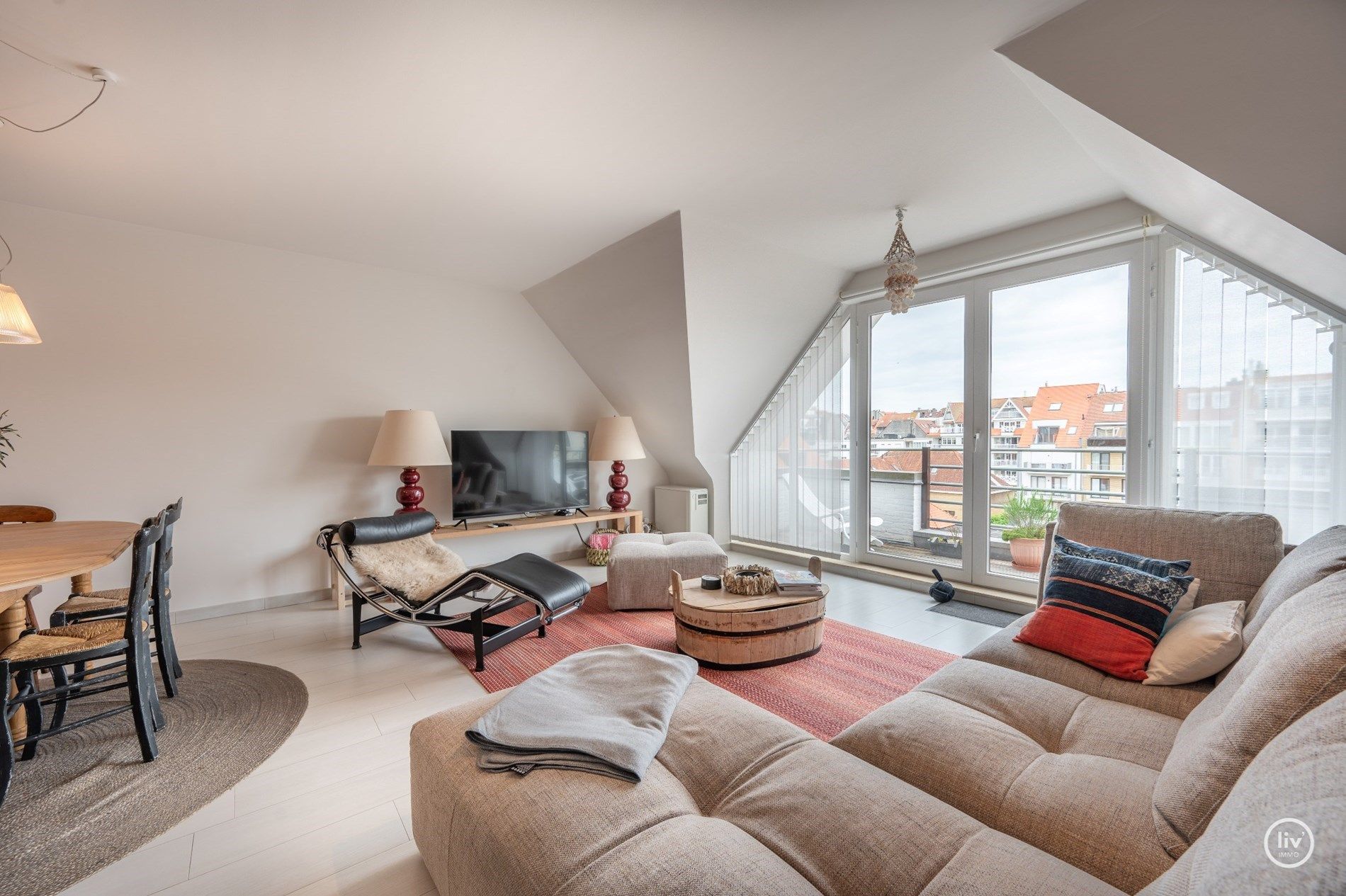 Lichtrijk zuidgerichte duplex met 3 slaapkamers en een open zicht op enkele meters van het strand en de winkelstraten.  foto 4