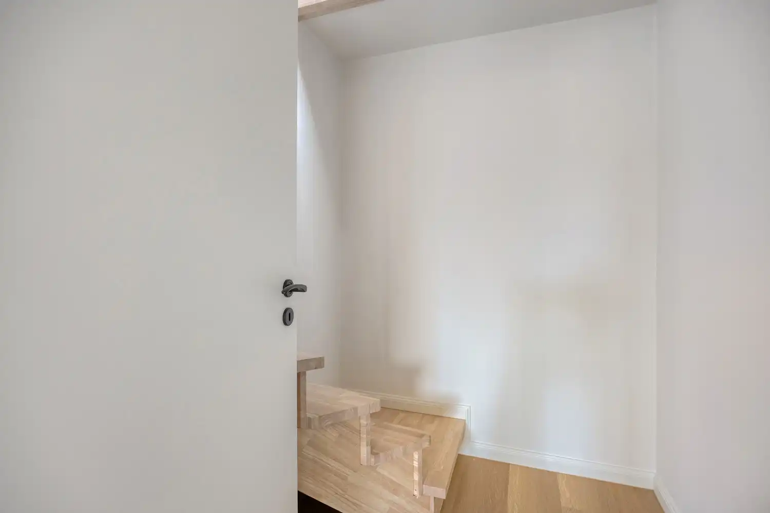 Gerenoveerde gezinswoning met 4 slaapkamers, garage en grote zonnige tuin rustig gelegen vlakbij het centrum van Lochristi. foto 14