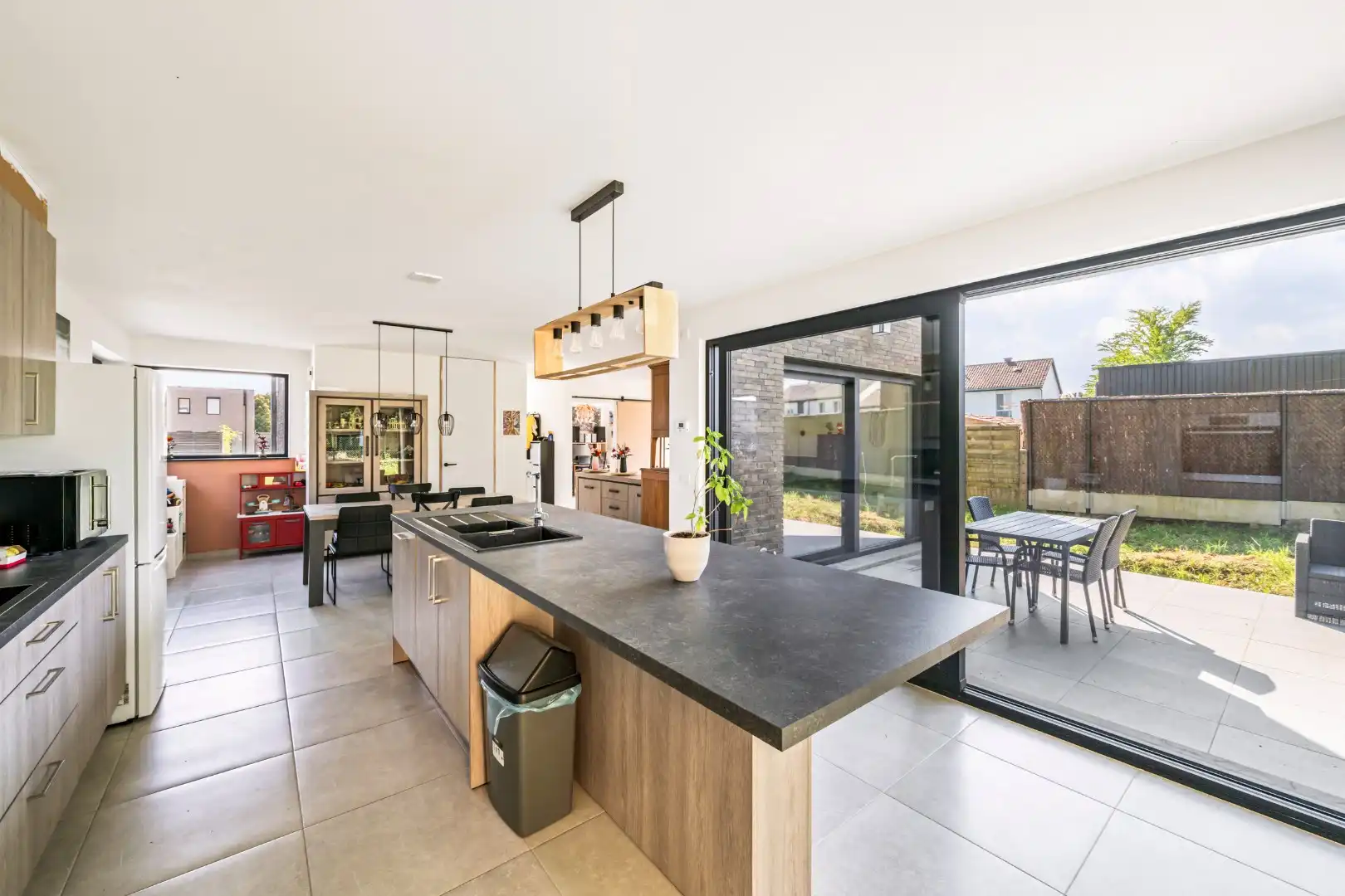 Recente villa met 3 slaapkamers, garage en zonnige tuin op een rustige ligging bij Ieper-centrum foto 3