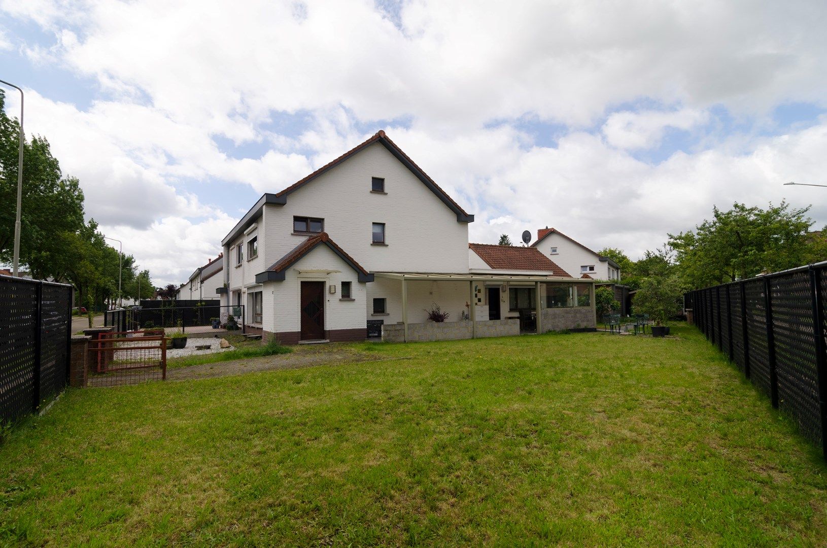 Op zoek naar een charmante ééngezinswoning? Deze woning is rustig gelegen in een prachtige woonwijk te Termien, op een mooi perceel van 4are50ca. foto 1