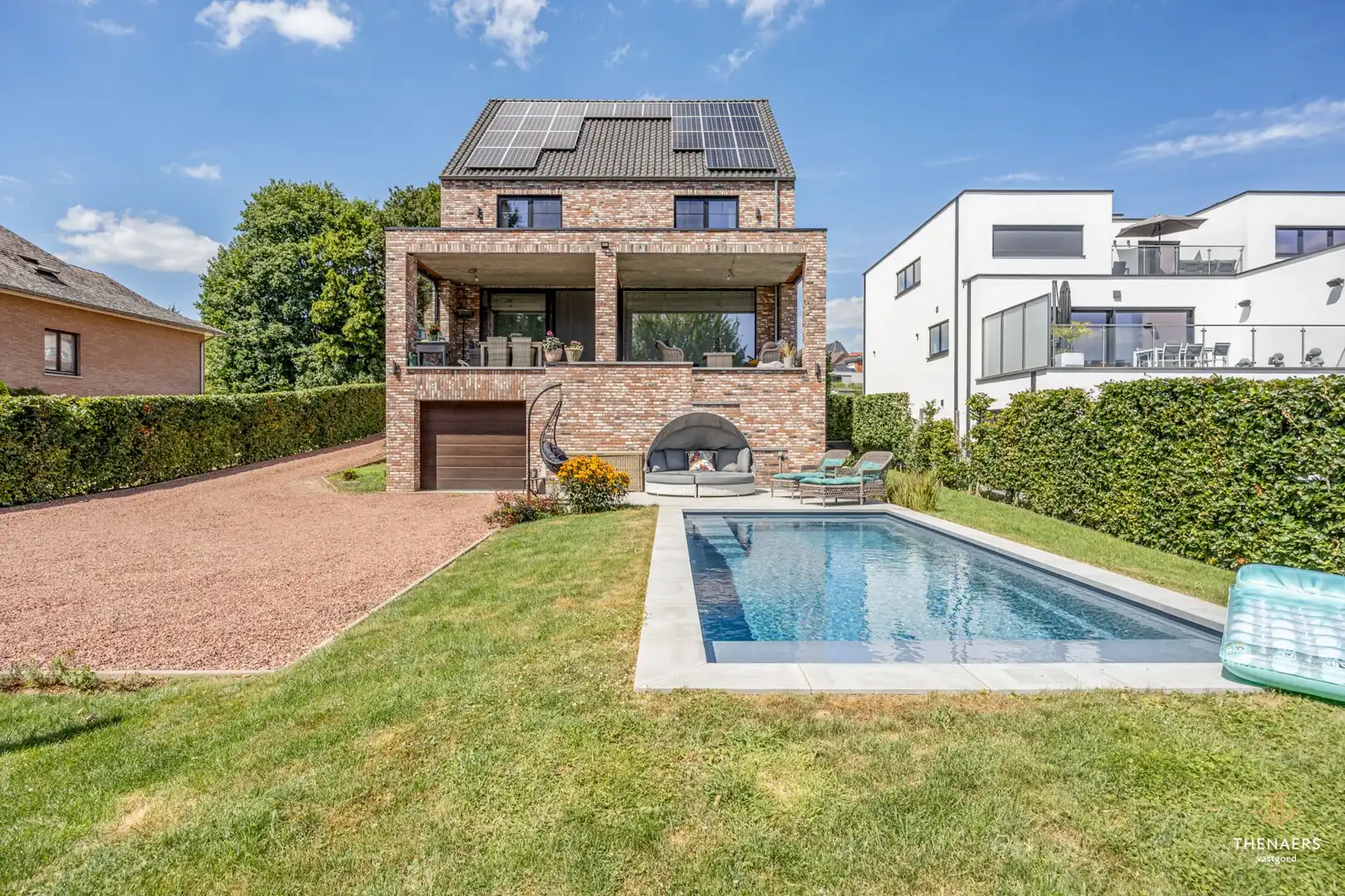 Exclusieve en bijzonder energiezuinige woning met 332 m² woonoppervlakte, vier autostaanplaatsen en verwarmd zwembad. foto 28