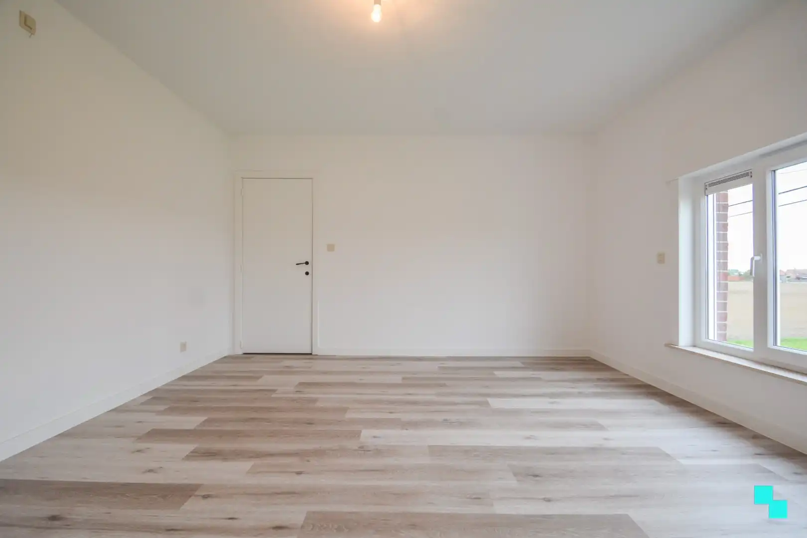 Gerenoveerde woning met twee slaapkamers en ruime garage foto 18