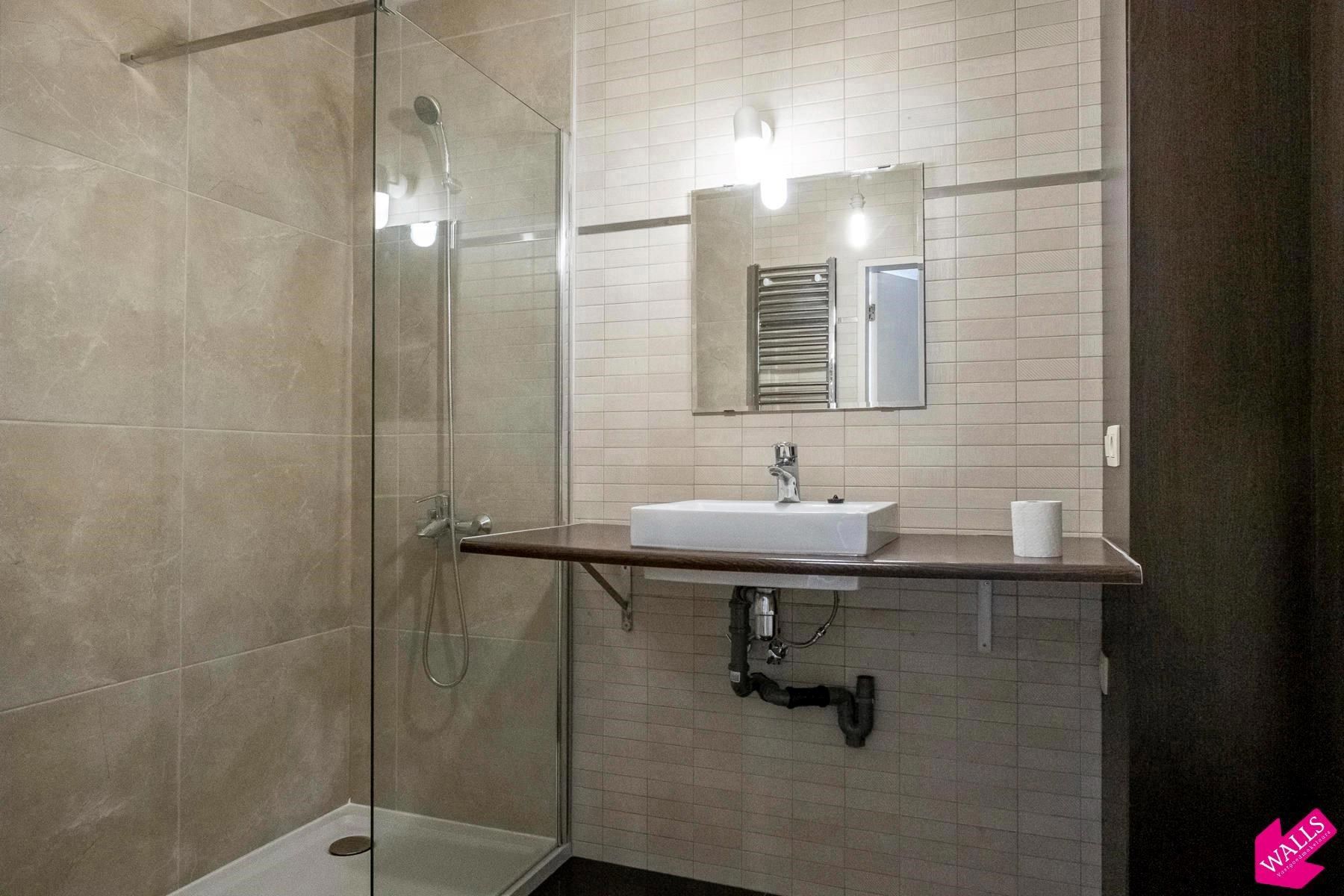 één slaapkamer appartement met koer foto 9