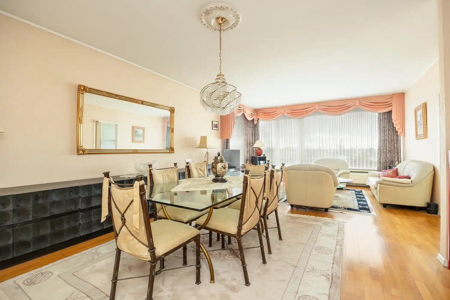 Ruim en lichtrijk 2-slaapkamerappartement met terras foto 2