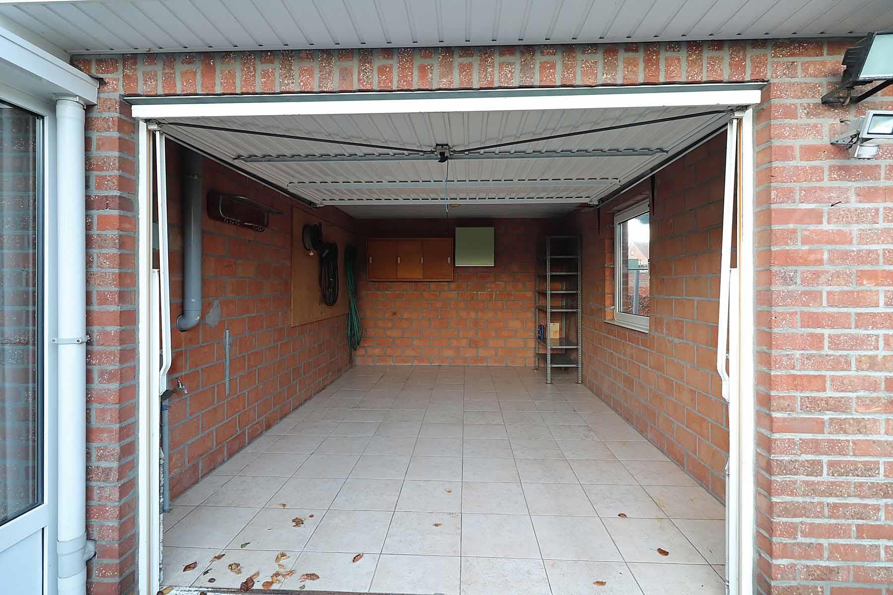 Ruime woning met 4 slpk. en garage in centrum Molenbeersel.  foto 24