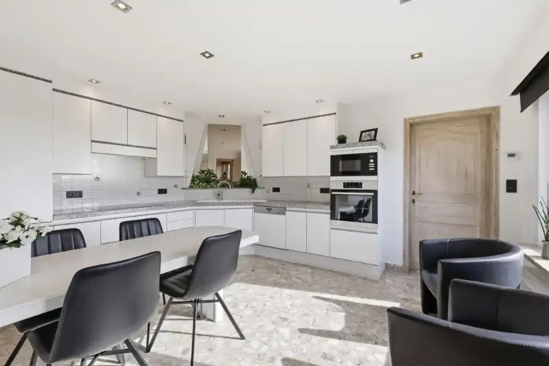 Villa met loods foto 13