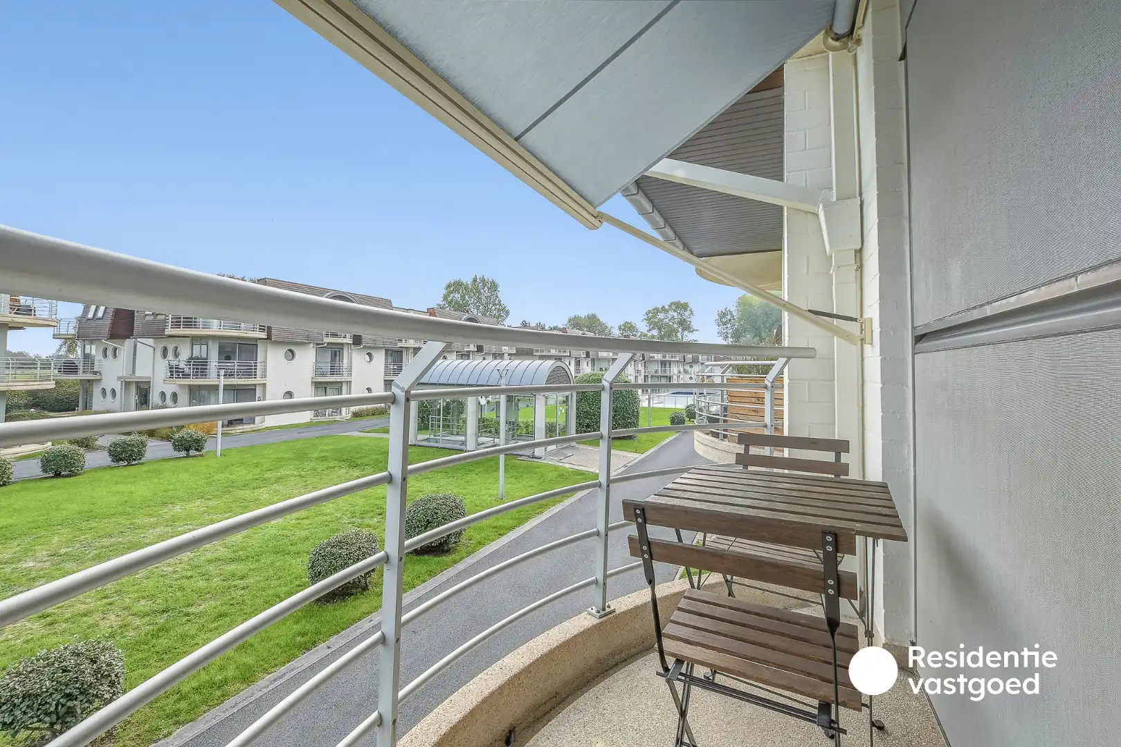 Instapklaar éénslaapkamerappartement met terras en zwembad te Bredene! foto 12