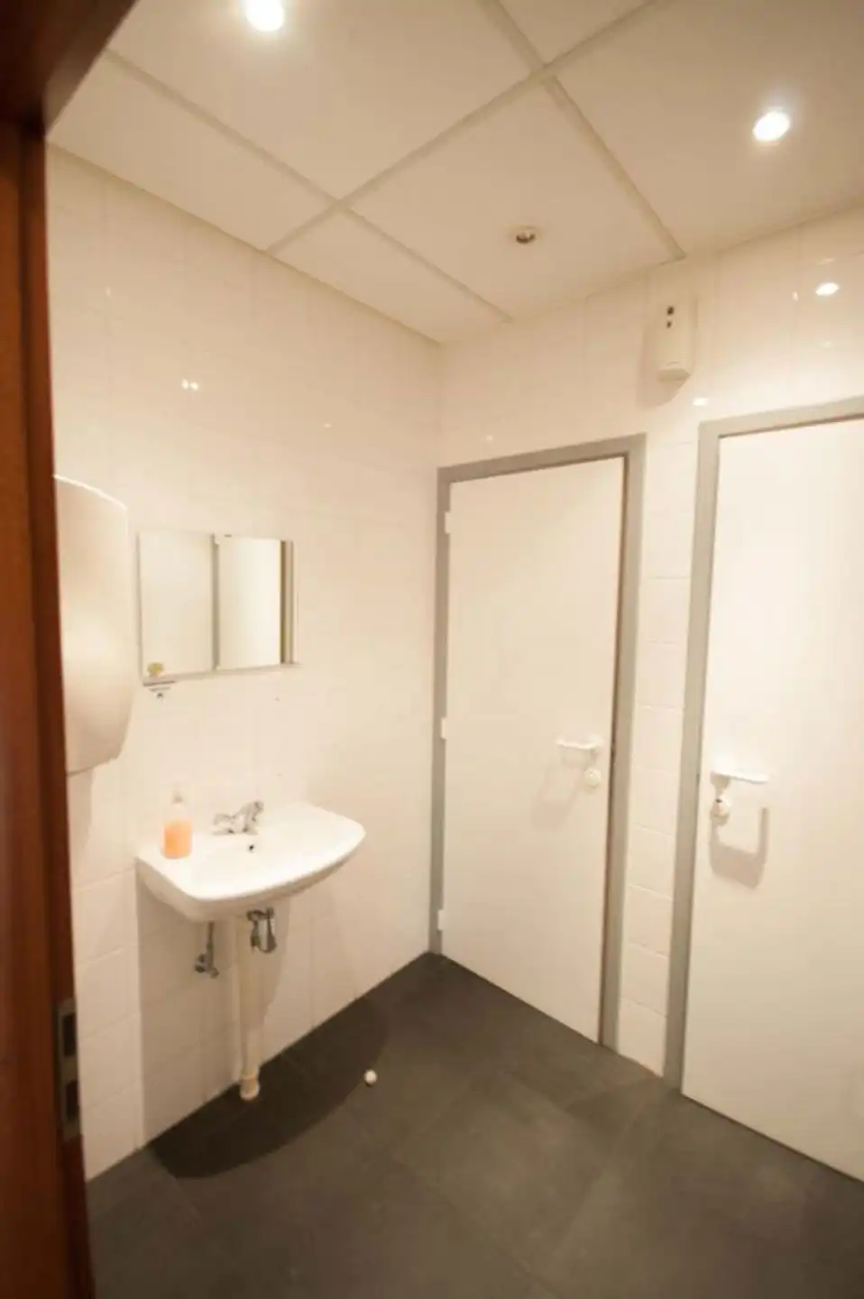 Ruime bedrijfsoppervlakte op uitstekende zichtlocatie foto 11