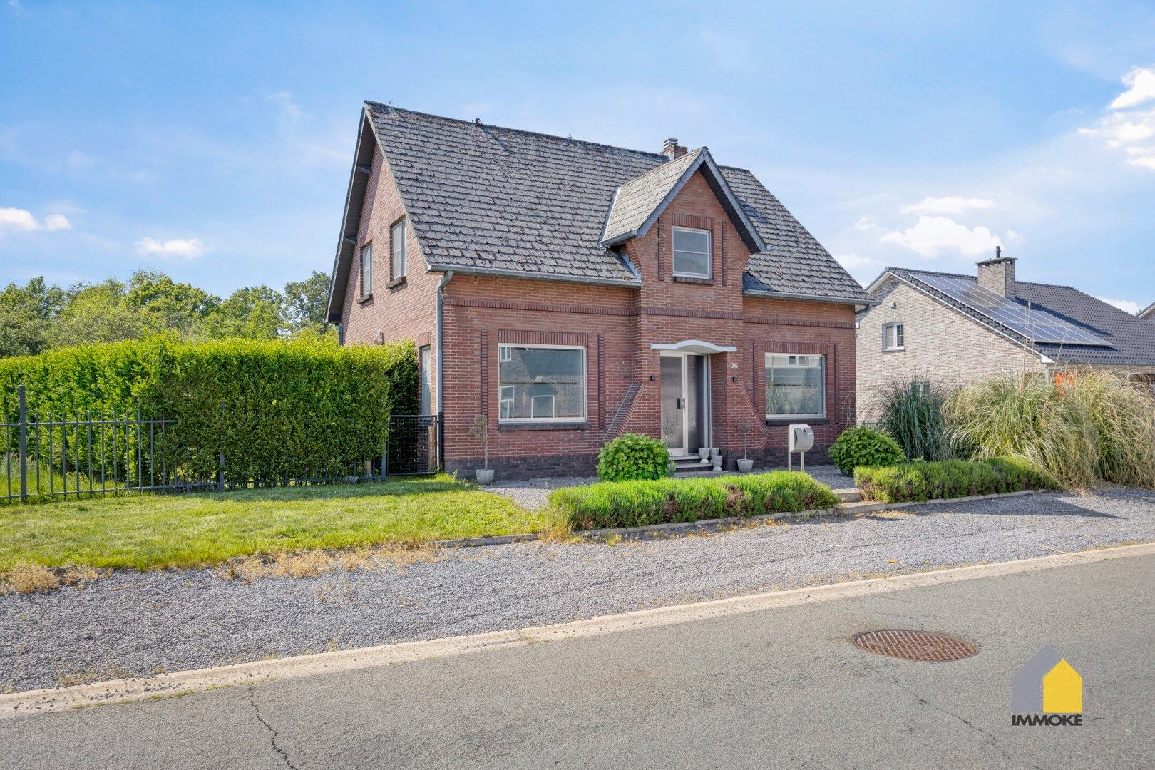 Hoofdfoto van de publicatie: Op te frissen woning met 4 slpks op een perceel van 6 a 19 ca.