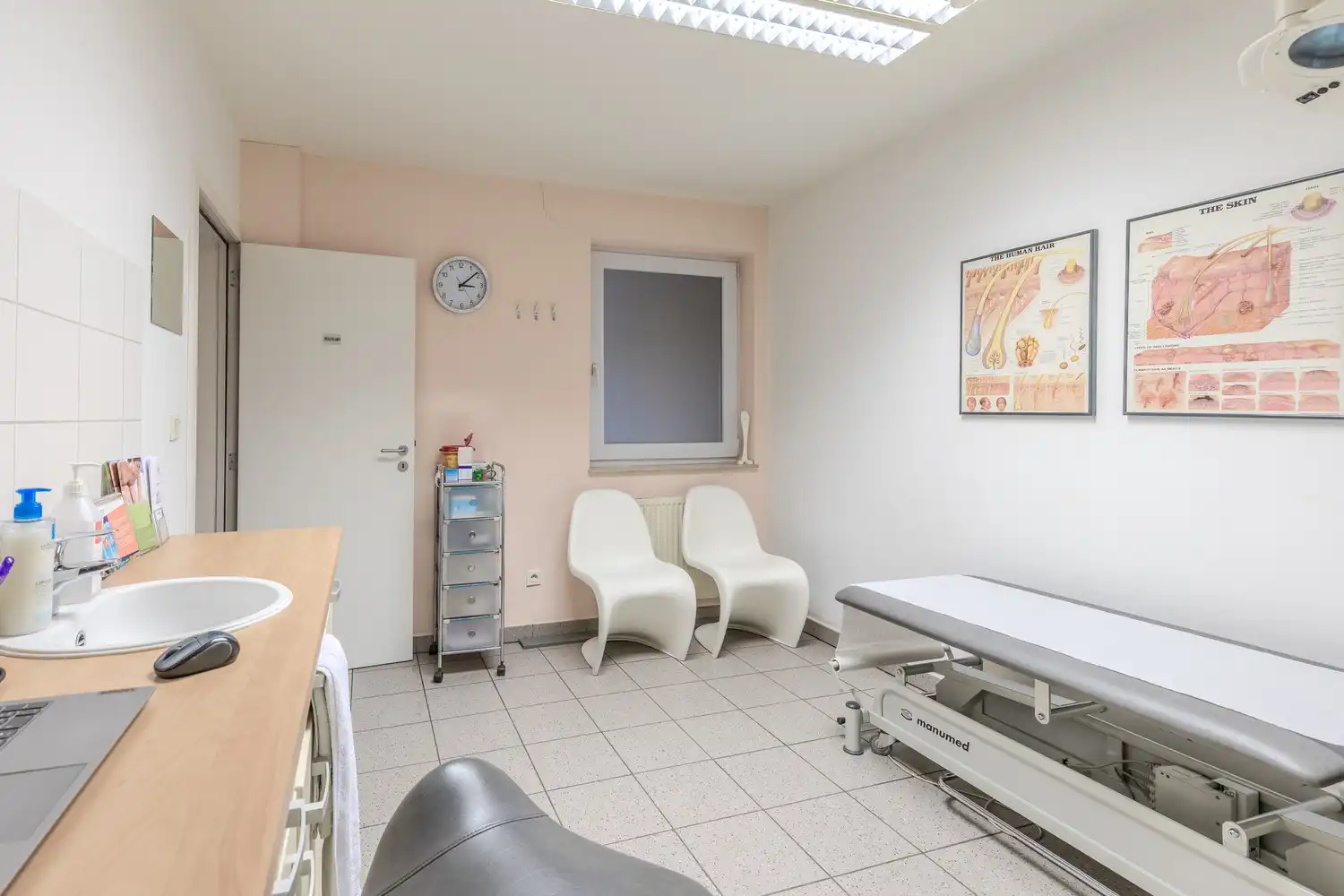 Appartement met drie slaapkamers, momenteel ingericht als dokterspraktijk in Maasmechelen. foto 21