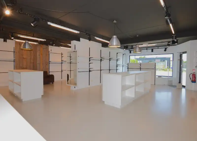 Commercieel pand op toplocatie met ruime parkeergelegenheid foto 7