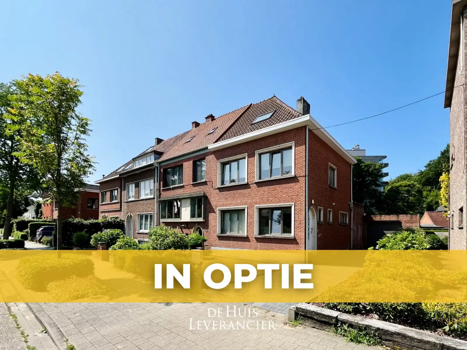 IN OPTIE - Prachtige, gerenoveerde woning met tuin en garage op toplocatie te koop in Mortsel! foto {{pictureIndex}}