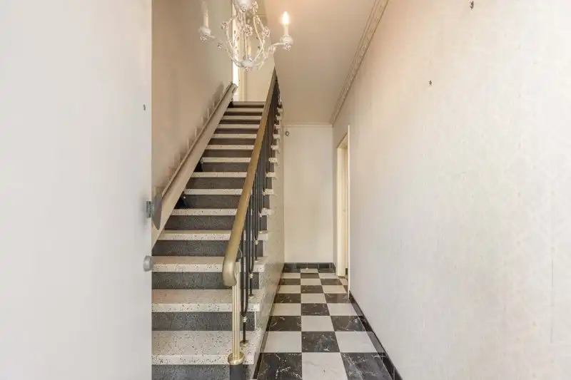 Kloeke te renoveren stadswoning met 4 slaapkamers, inpandige garage in centrum Kortrijk TE KOOP foto 4