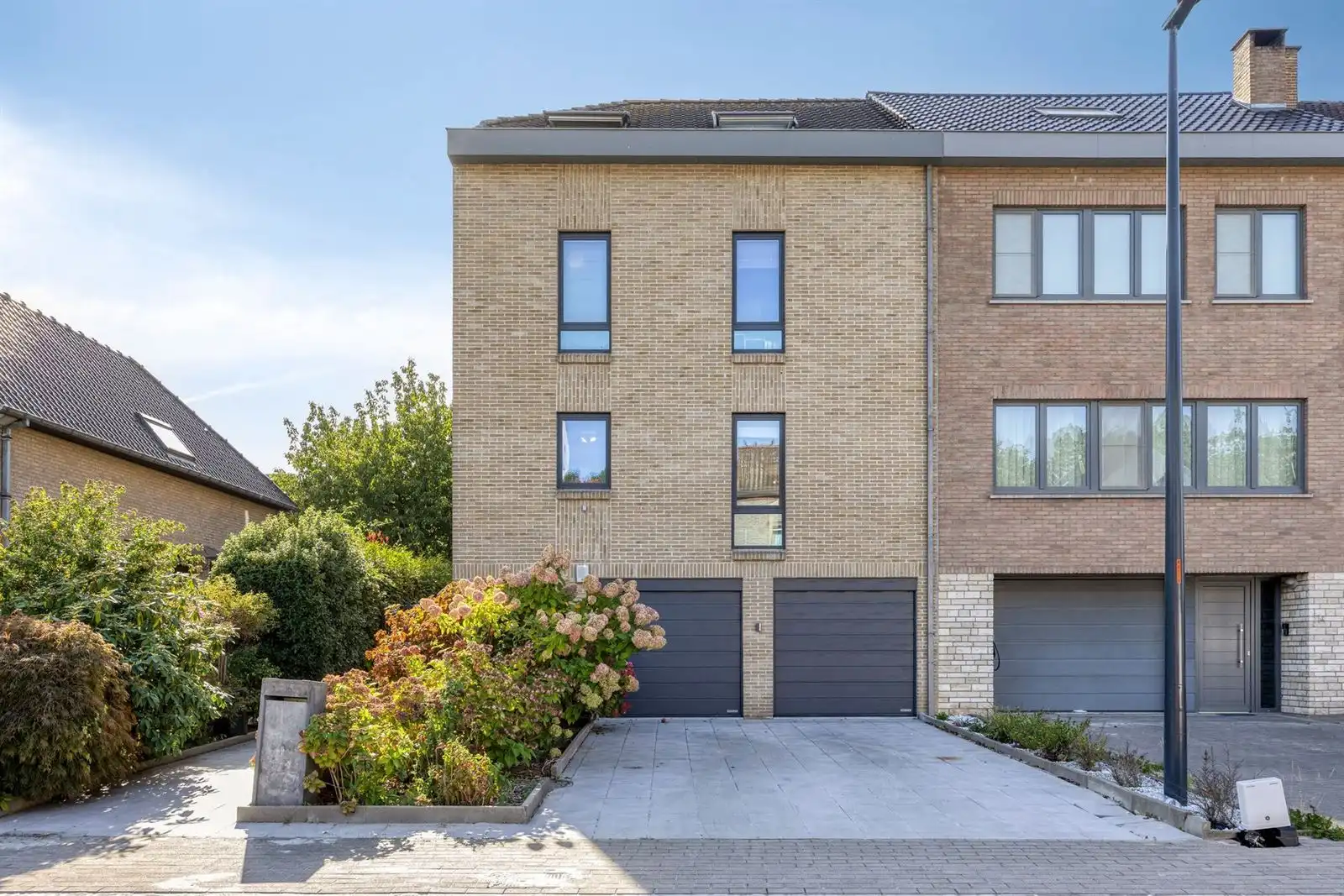 Lichtrijke en ruime 3-gevelwoning met tuin en dubbele garage foto 32