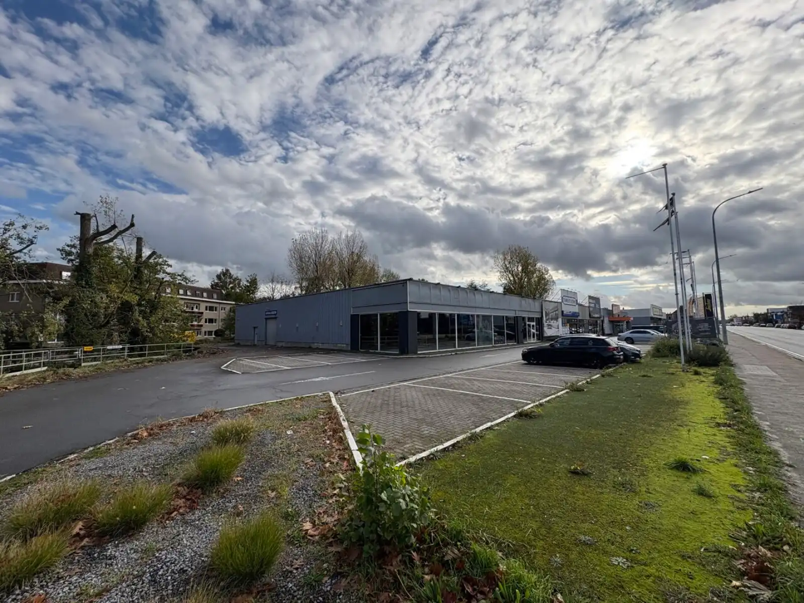 Winkelpand +- 1.000 m² te huur op zichtlocatie met parking foto 5