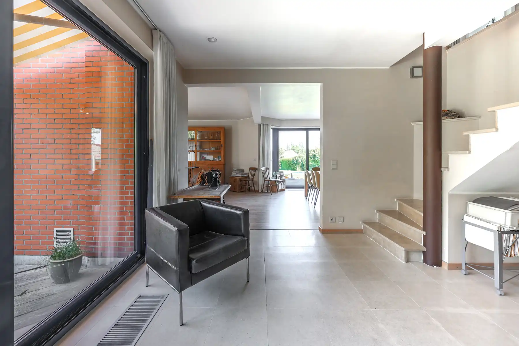 Vrijstaande woning op uniek perceel met zwembad foto 4