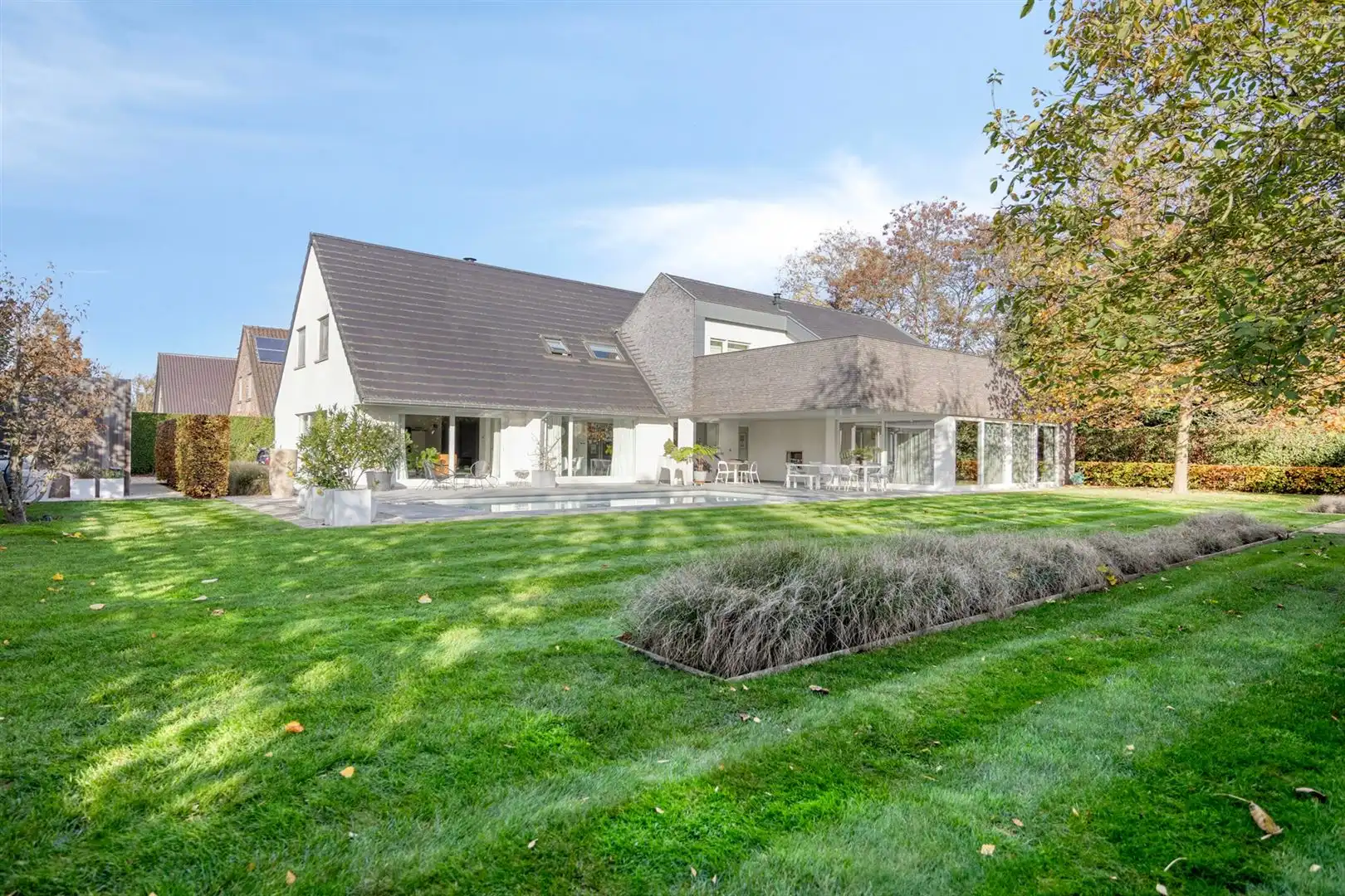 Rustig gelegen, luxueus afgewerkte villa met zwembad en 5 slaapkamers. foto 8