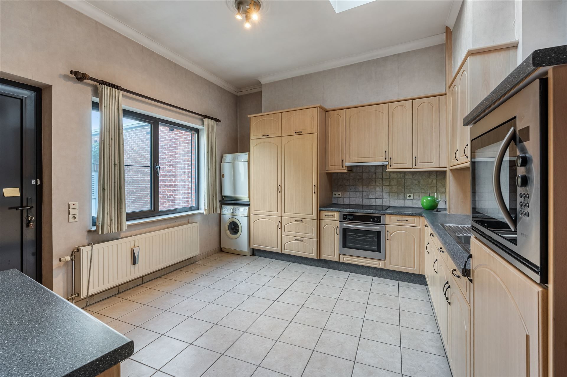 Woning met handelsgedeelte en opslagplaats. foto 7