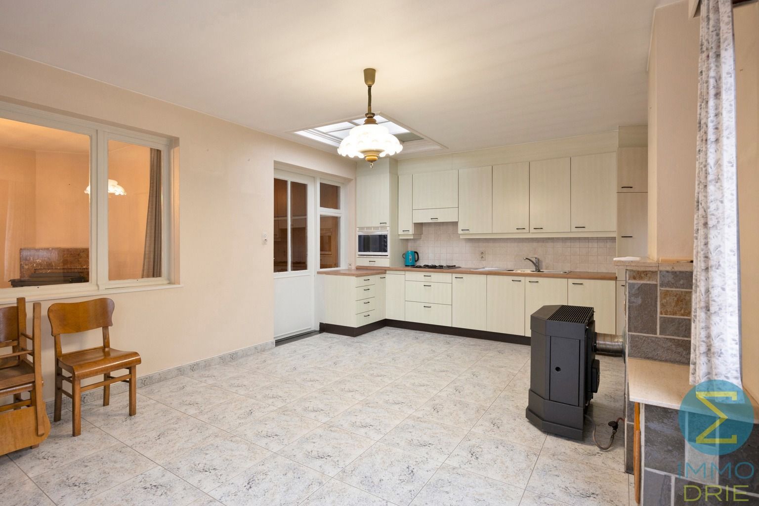 Rustig gelegen te renoveren woning met 3 slpks op 855 m² foto 10