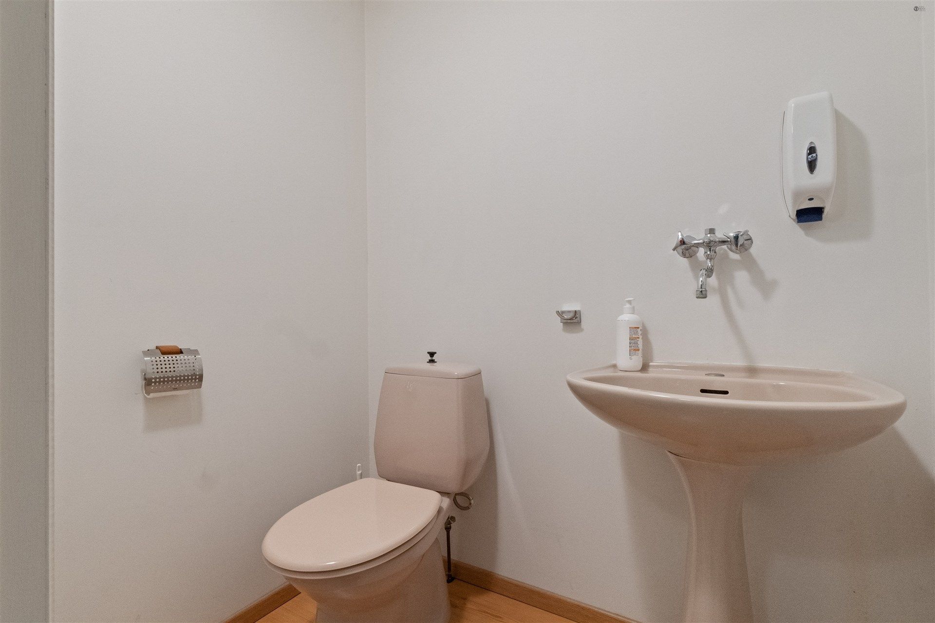 degelijk onderhouden atelier + woonst foto 17