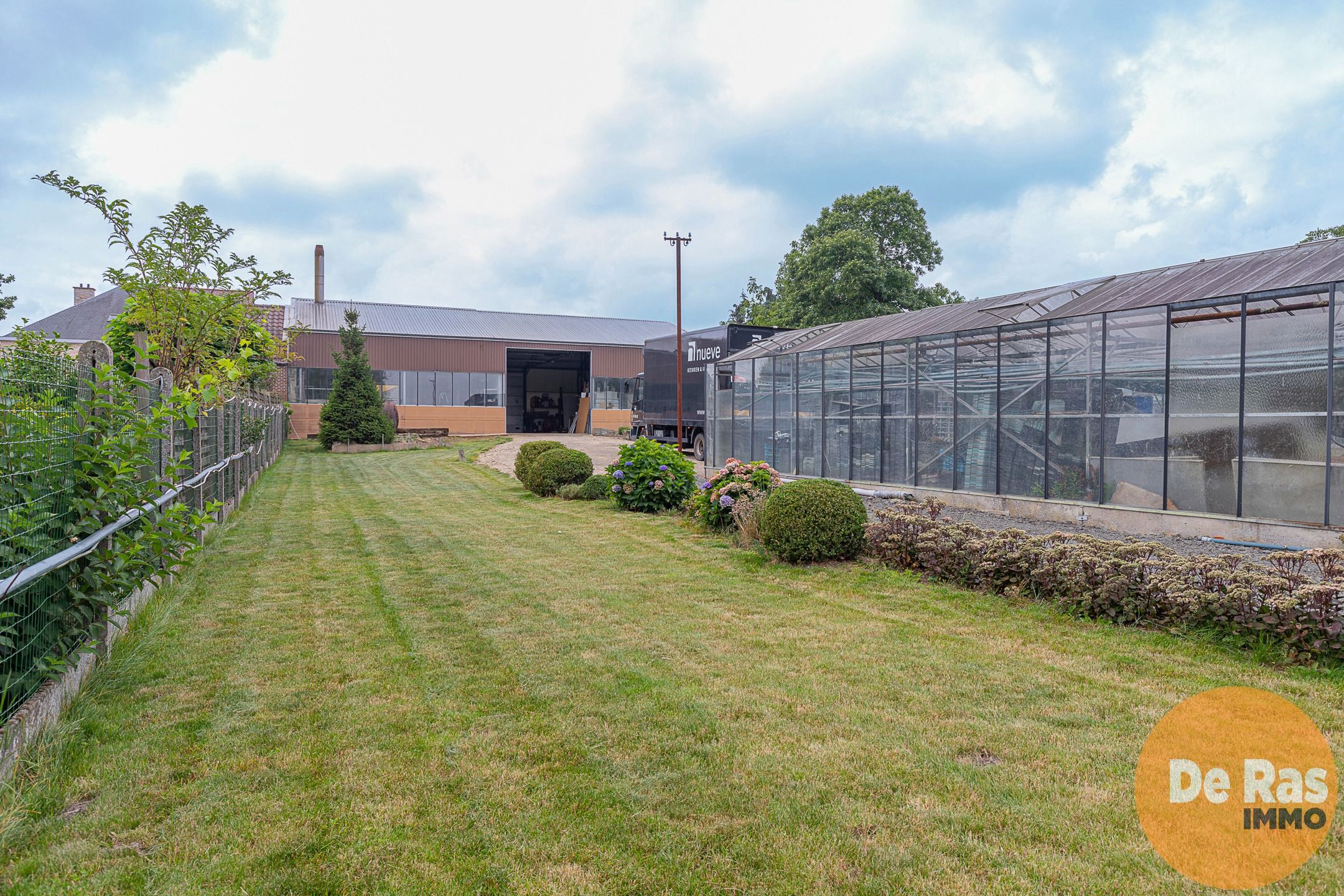 ERPE-MERE - Goed onderhouden woning met magazijn en serres foto 3
