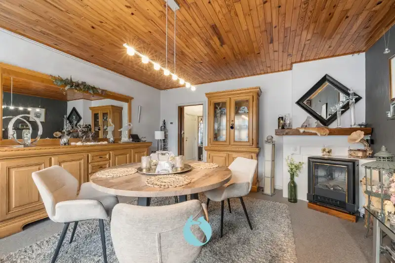 Kleinschalig hoekgebouw met 3 appartementen en 3 garages foto 3