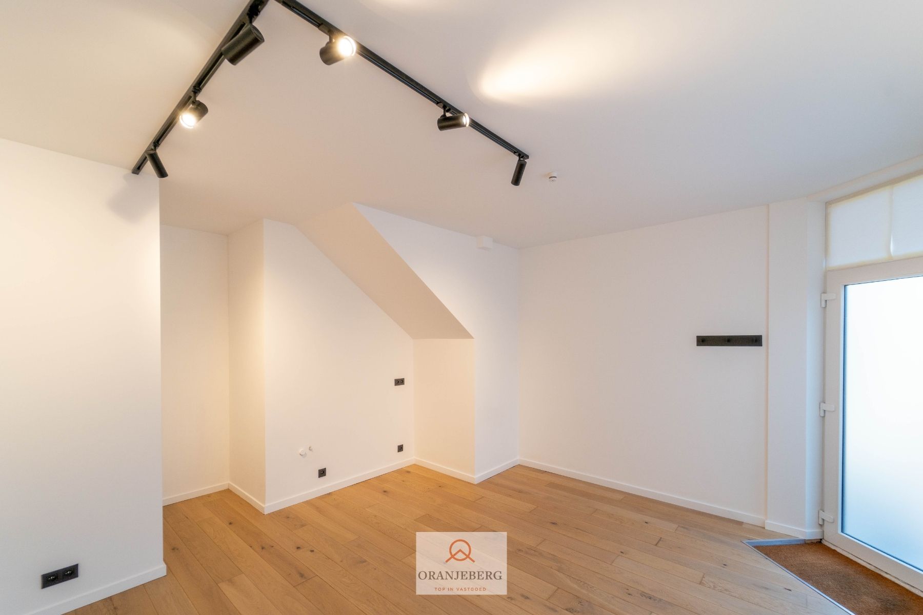 Lichtrijke handels-/ kantoorruime te koop te Sint-Amandsberg foto 12