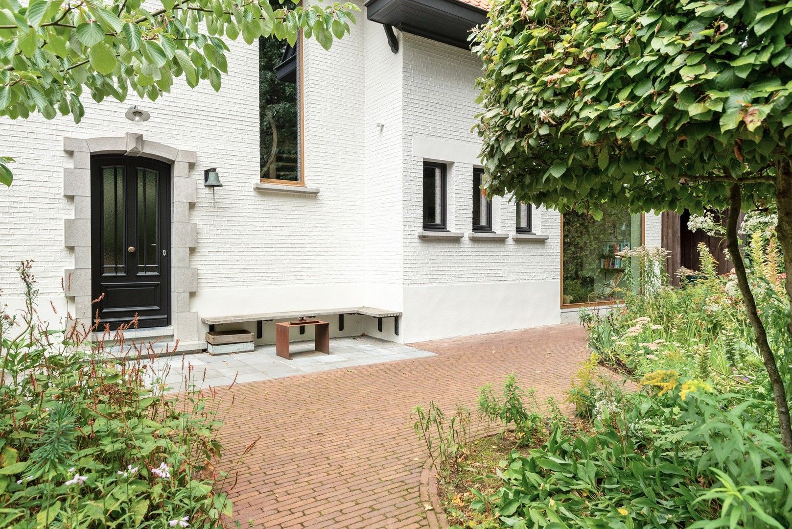 Stijlvolle, vrijstaande villa met zonnige tuin en zwemvijver foto {{pictureIndex}}