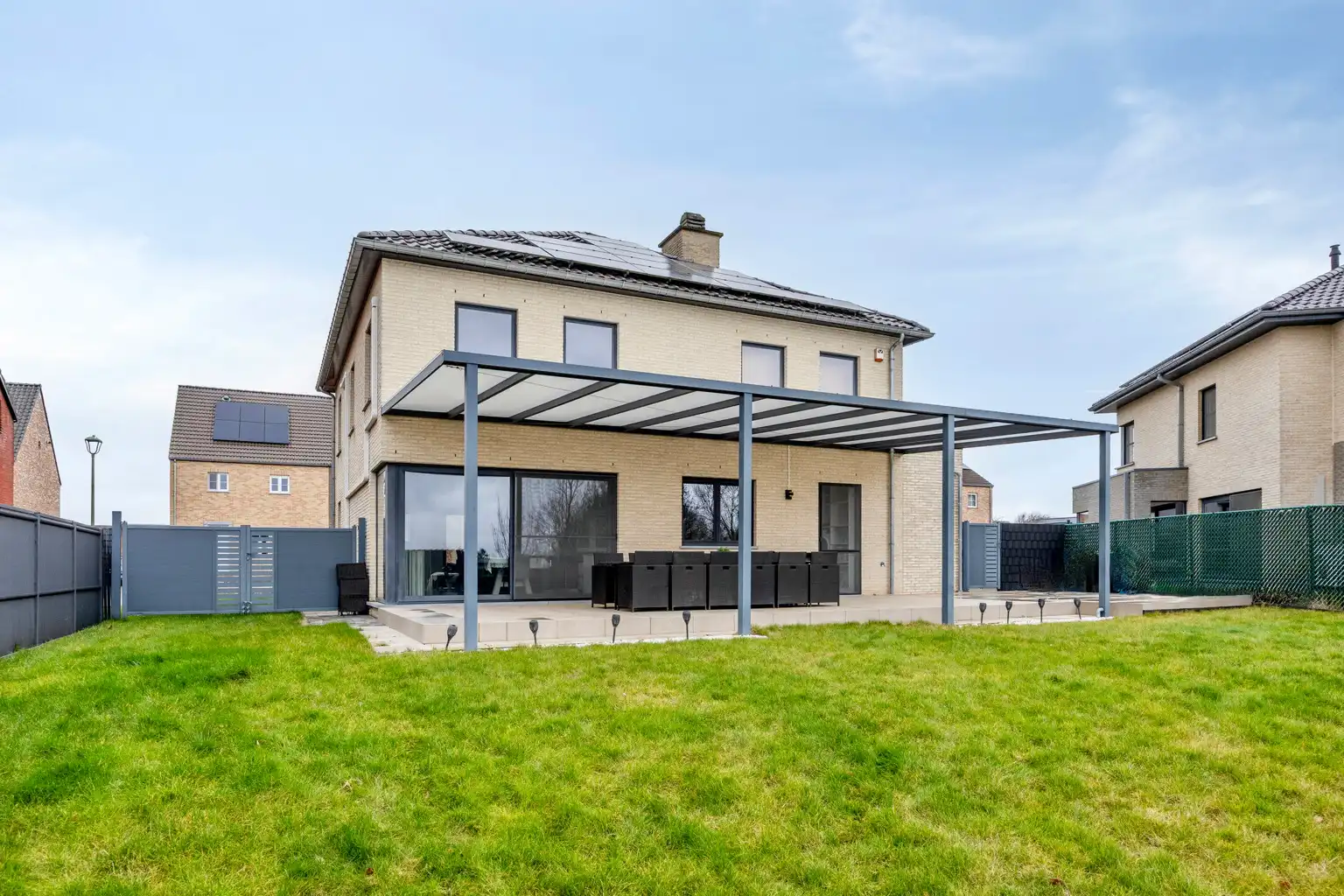 INSTAPKLARE WONING MET PRAKTIJKRUIMTE/BUREEL EN ZWEMBAD   foto {{pictureIndex}}