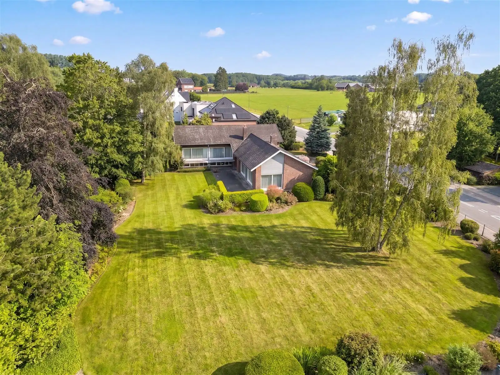 Ruime op te frissen split level villa met grote tuin op 23are20 foto 26