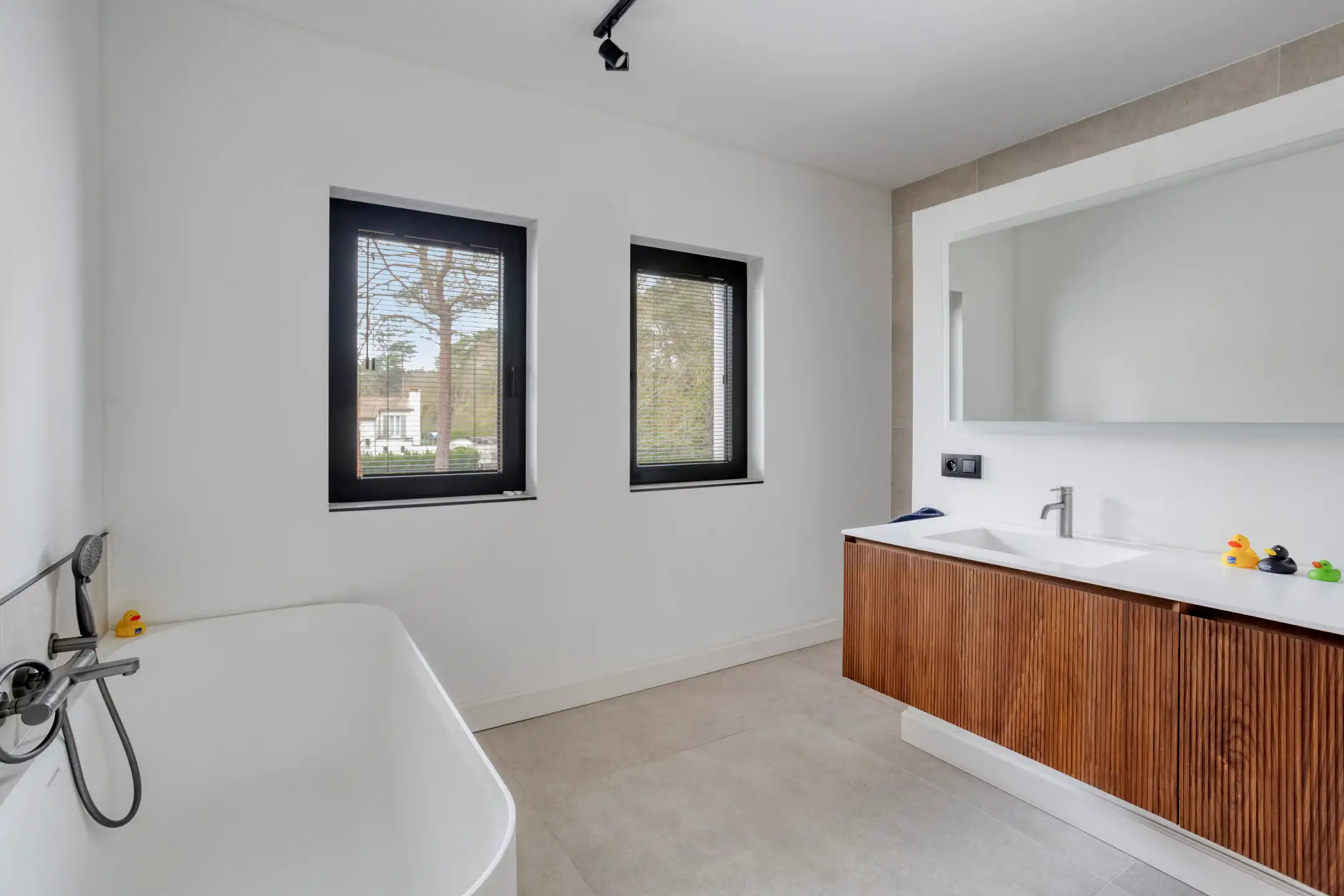 Riante villa met bijgebouw en aangrenzende bouwgrond op uniek perceel  foto 28