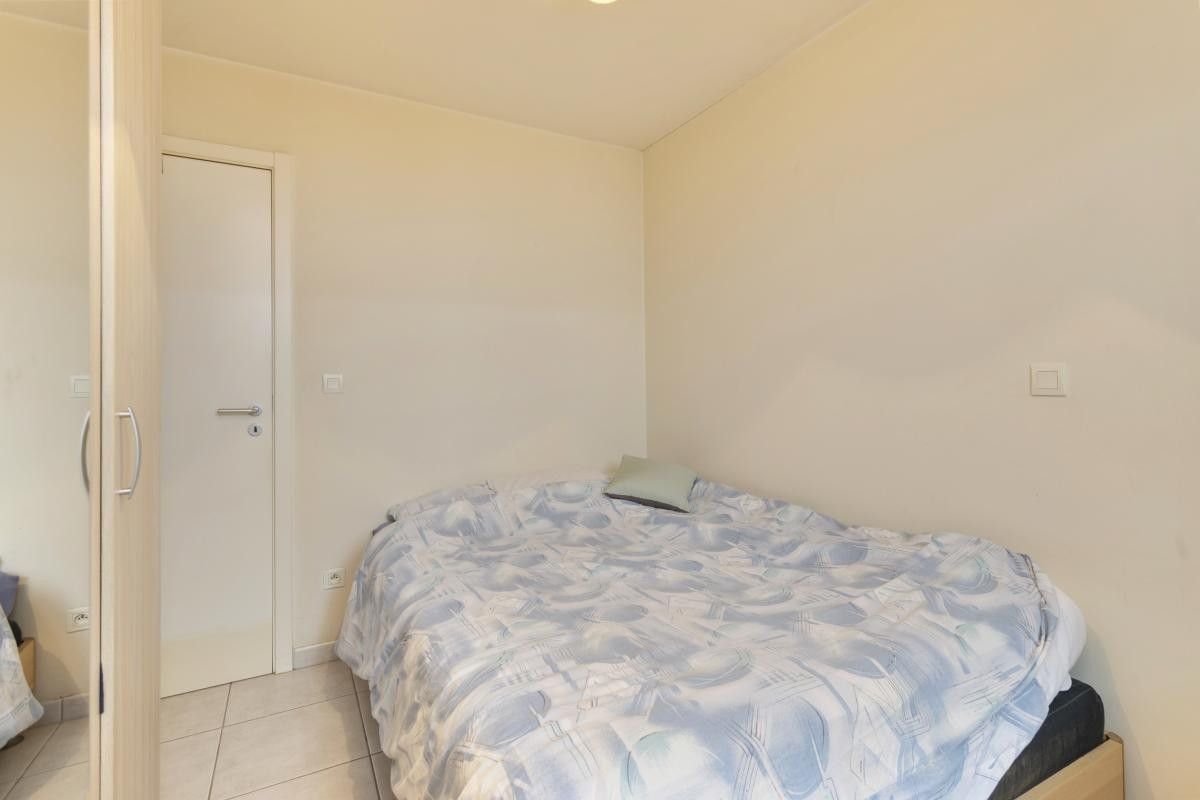 Instapklaar appartement met balkon gelegen in het woonerf 'Hof ter Bloemmolens' - achteraan zicht op de Handzamevaart foto 8