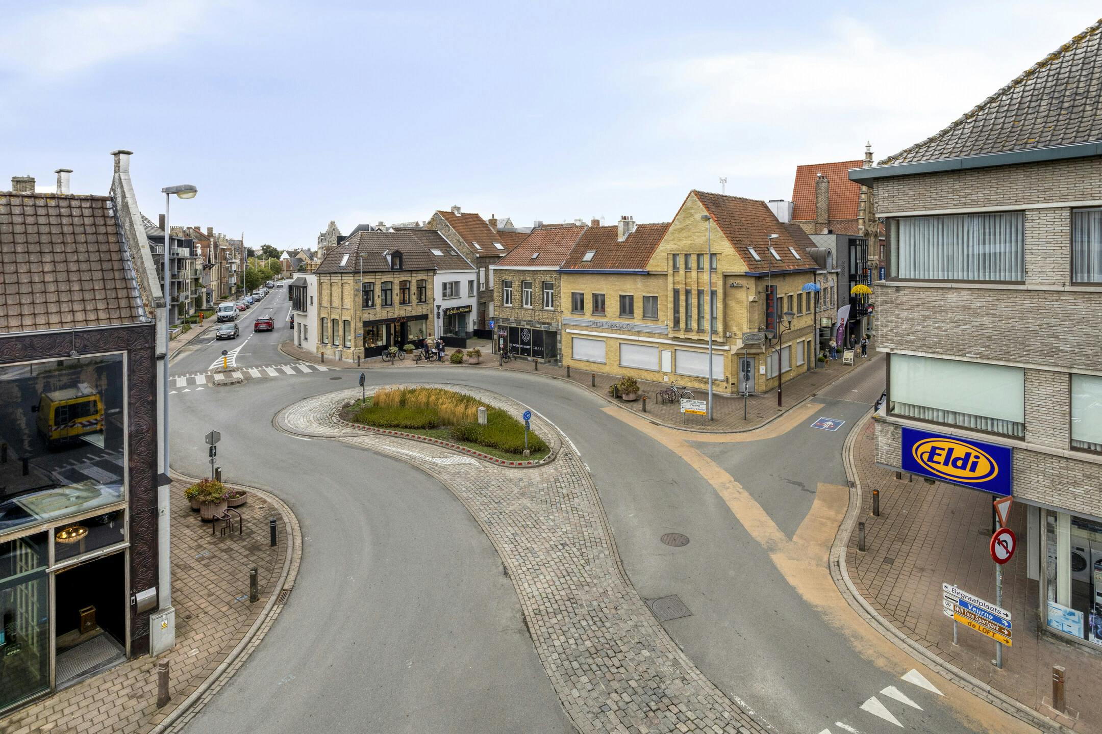 Pand met 2 gerenoveerde appartementen en winkel te Veurne. foto 3