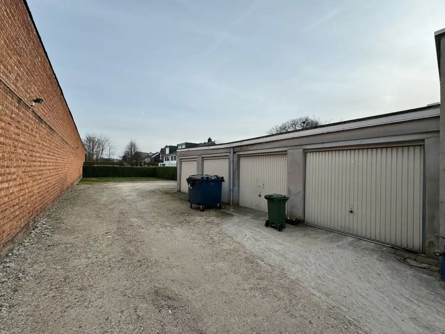 VERHUURD COMMERCIEEL GELIJKVLOERS MET 4 P foto 3