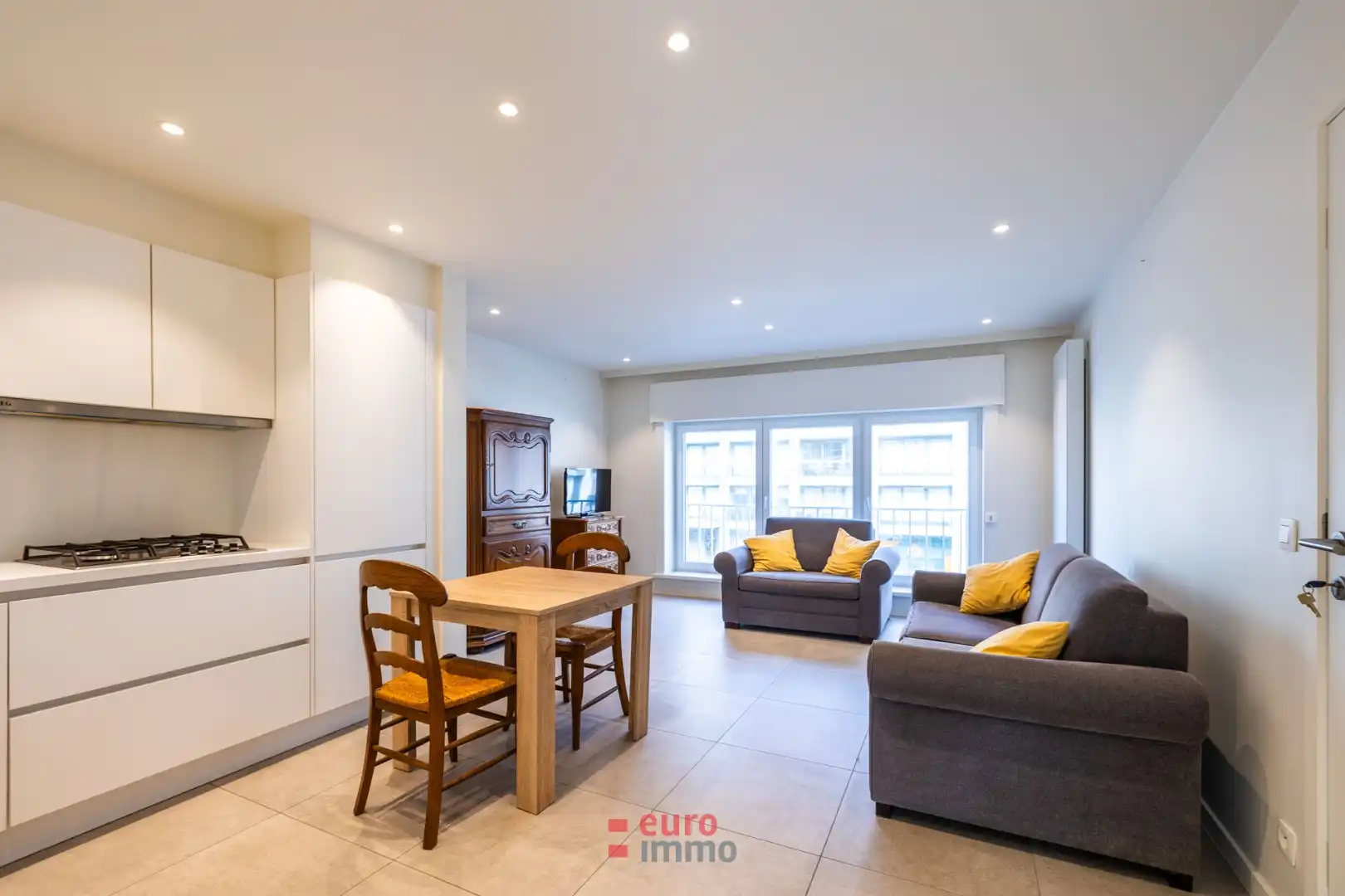 Compleet gerenoveerd appartement met 2 slaapkamers. foto 2