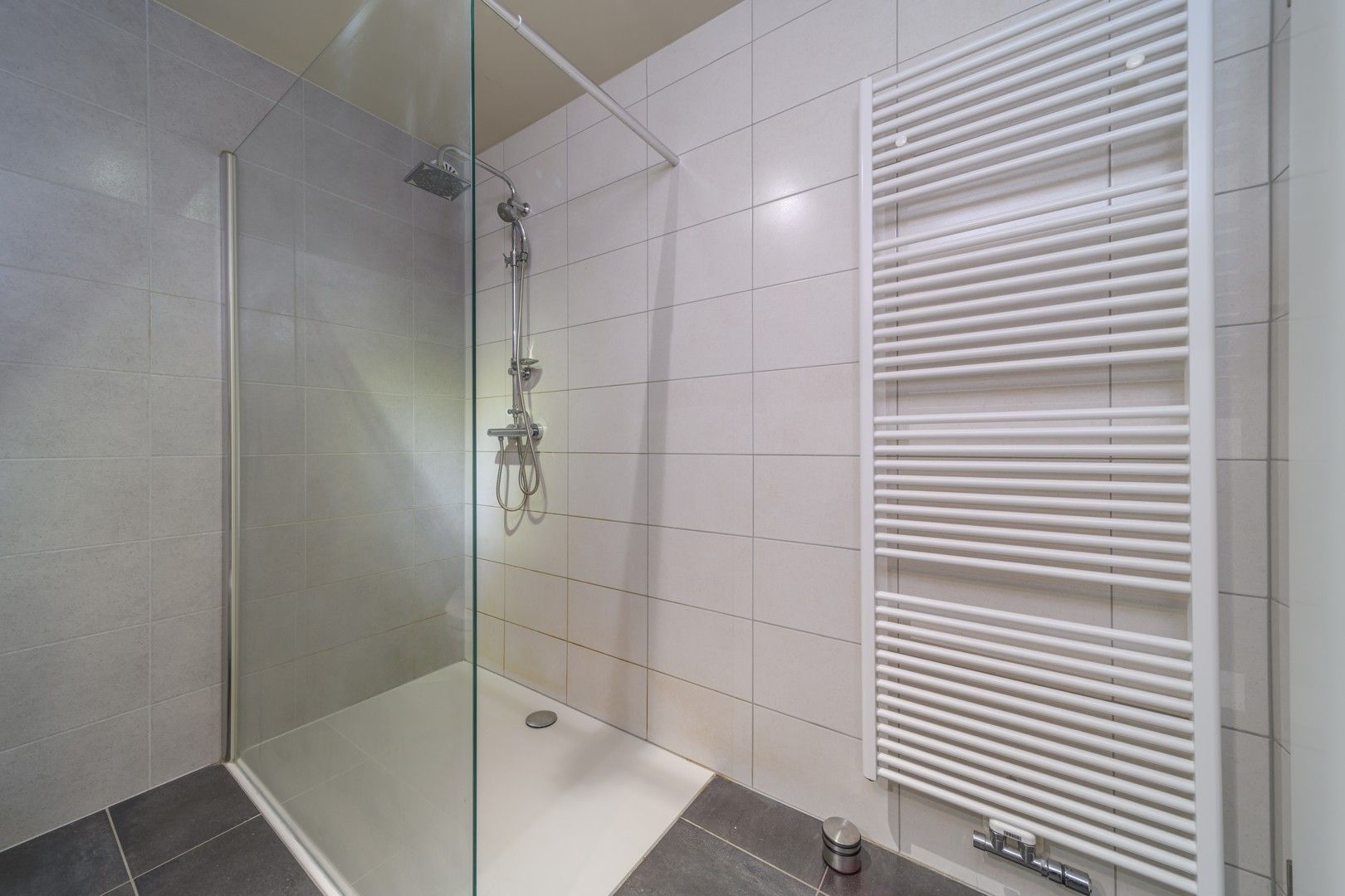Centraal gelegen, recent 2 slaapkamer-appartement. foto 10
