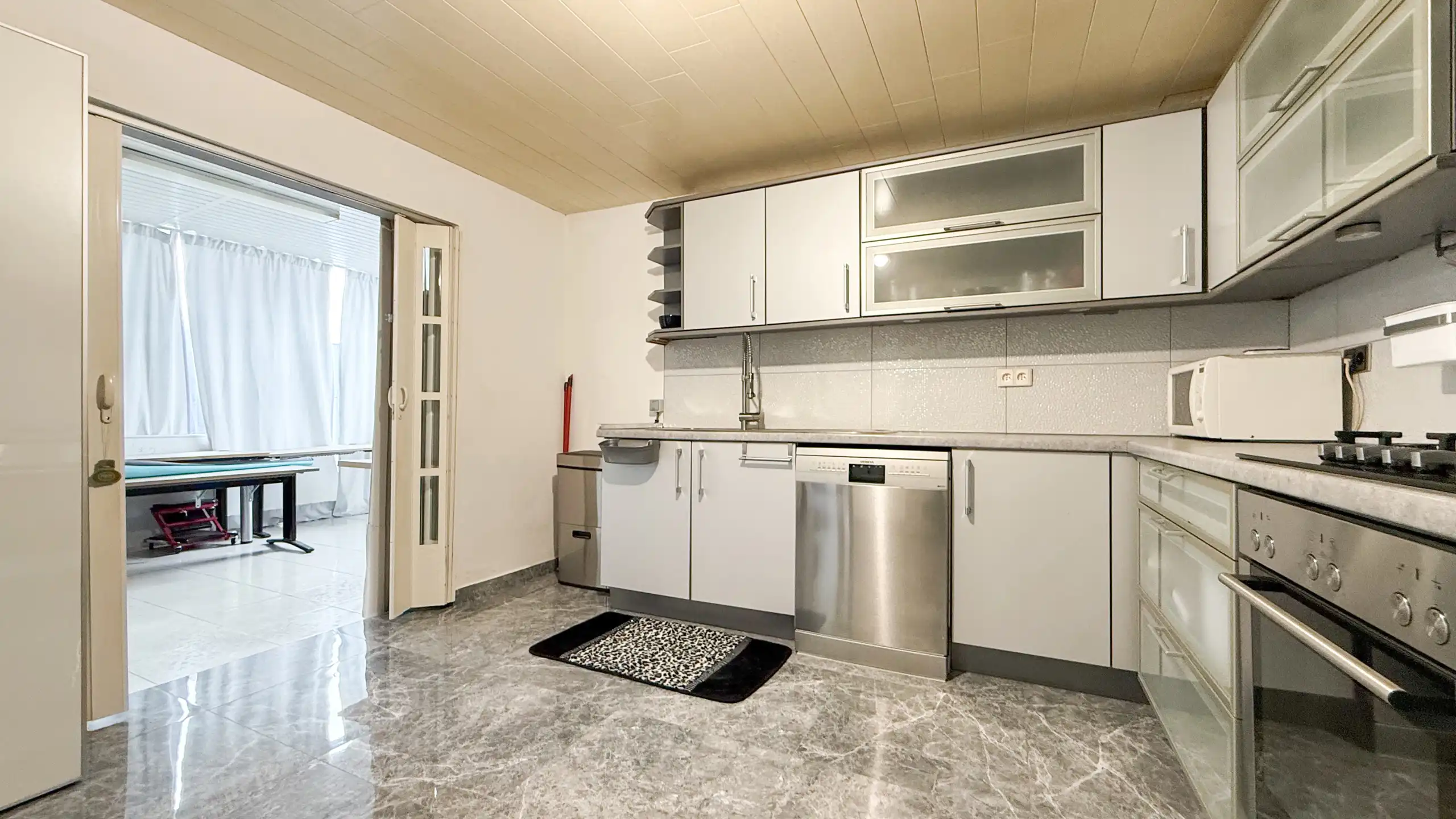 Instapklare vernieuwde woning van 170m² met 3slpks! foto 9