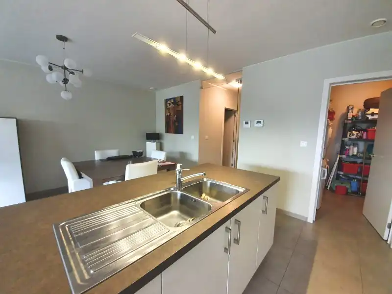 INSTAPKLAAR gelijkvloers recent appartement met privé inkom en carport foto 8