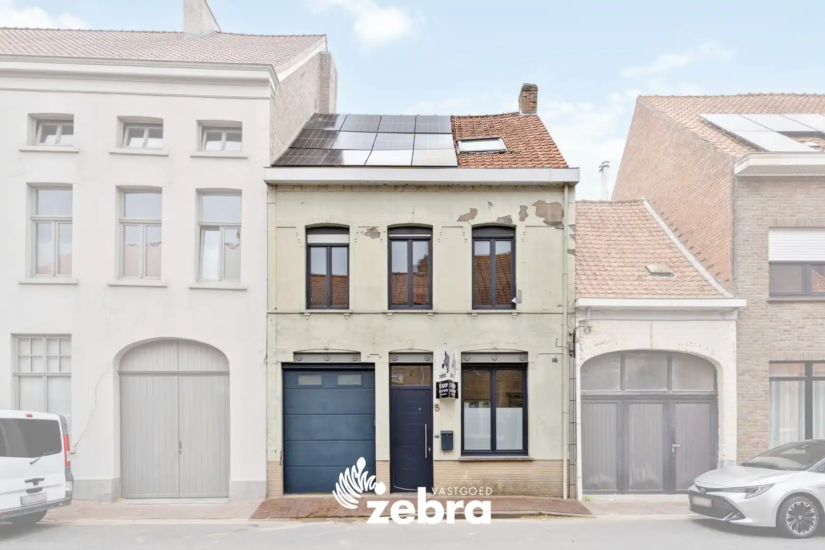 Gerenoveerde woning met 4 slaapkamers en garage te Roesbrugge! foto 2