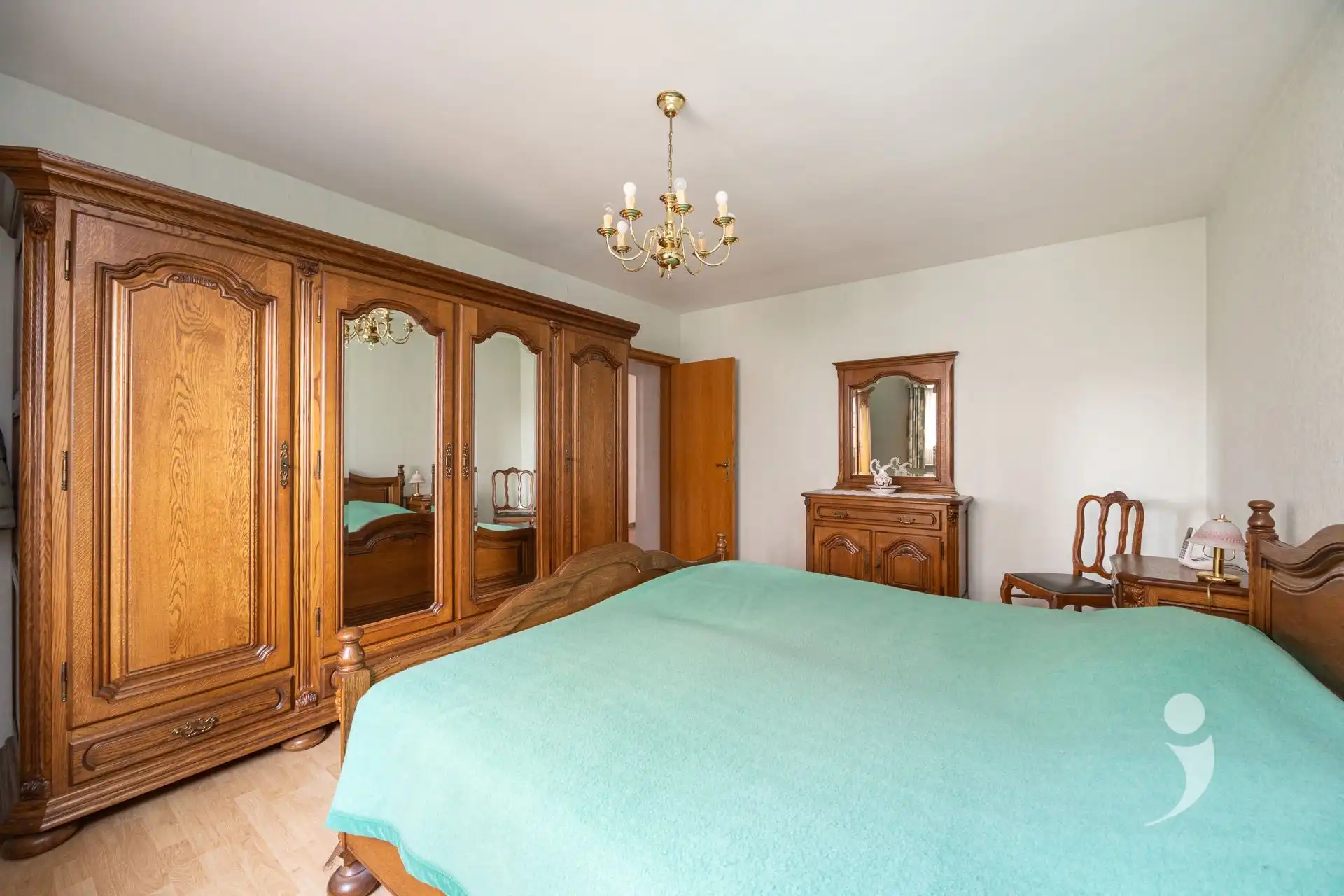 Instapklare en ruime woning met zicht op de velden! foto 14