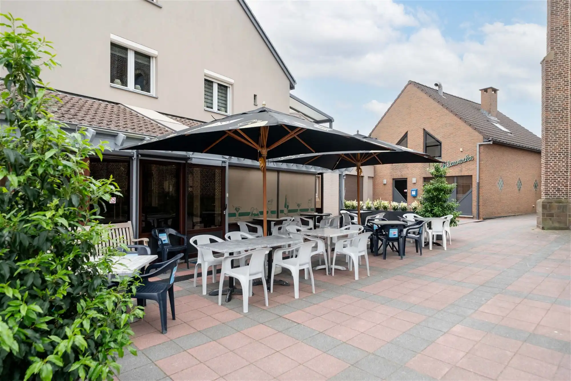 Prachtig handelspand met zaal en ruim appartement te koop! foto 3