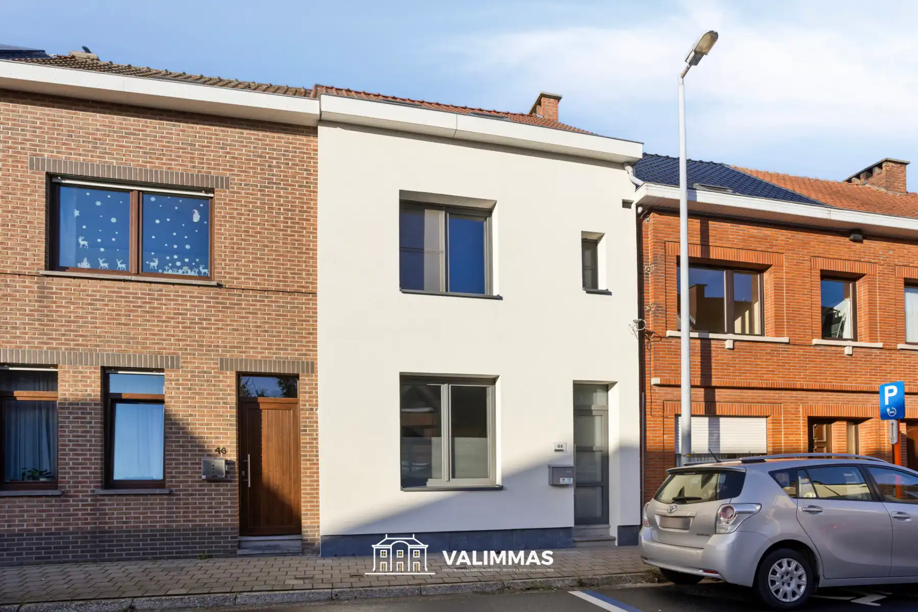 Totaal gerenoveerde woning met parking en mooie tuin... foto {{pictureIndex}}