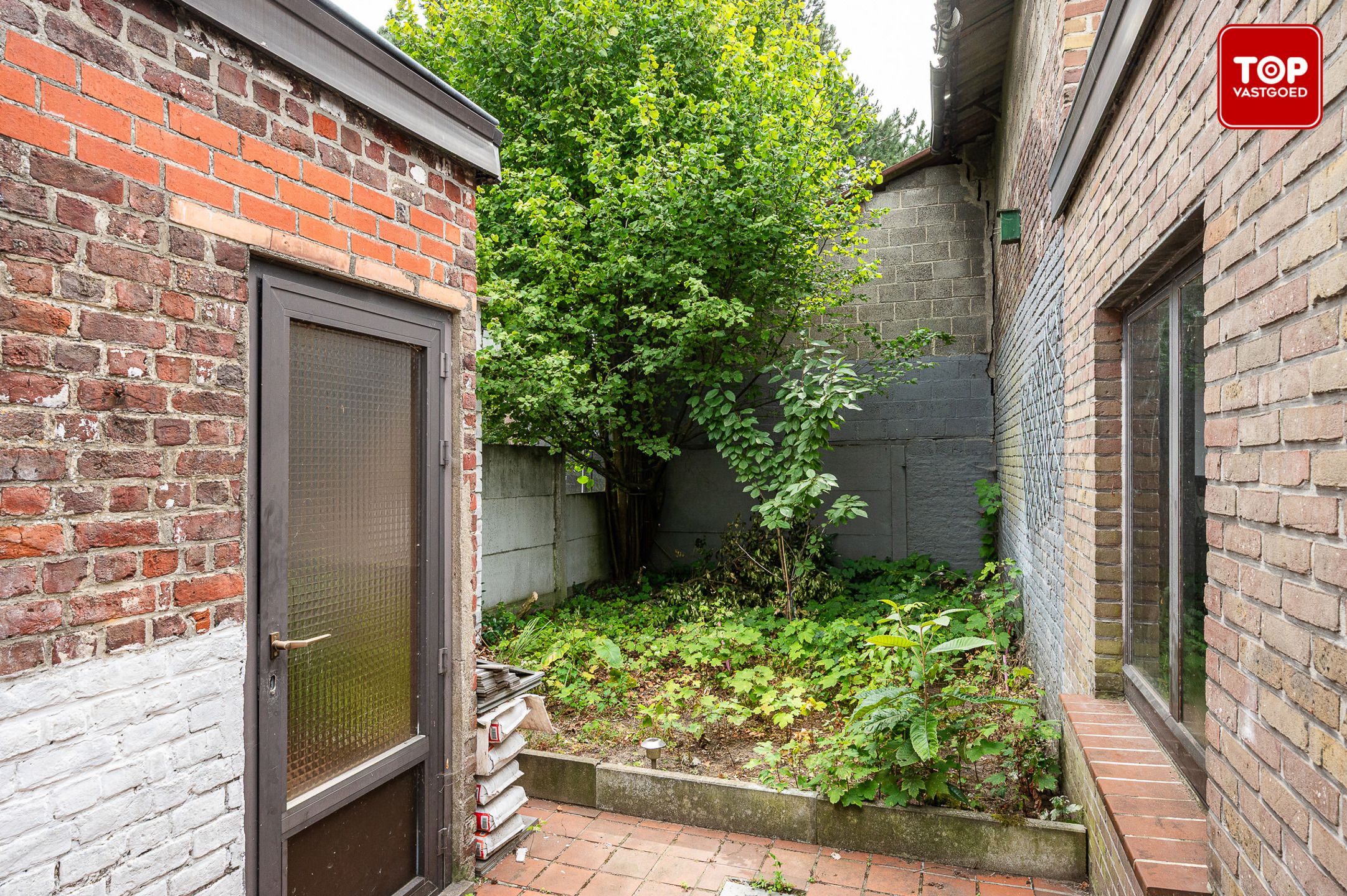 Te renoveren woning met veel potentieel foto 19