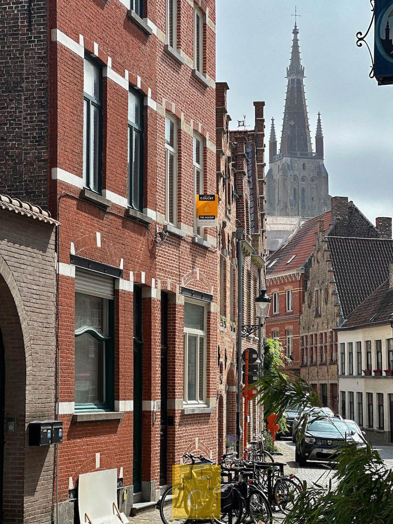 High end gerenoveerde stadswoning met lift en 2 terrassen tussen Sint-Salvatorskathdraal en 't Zand foto {{pictureIndex}}