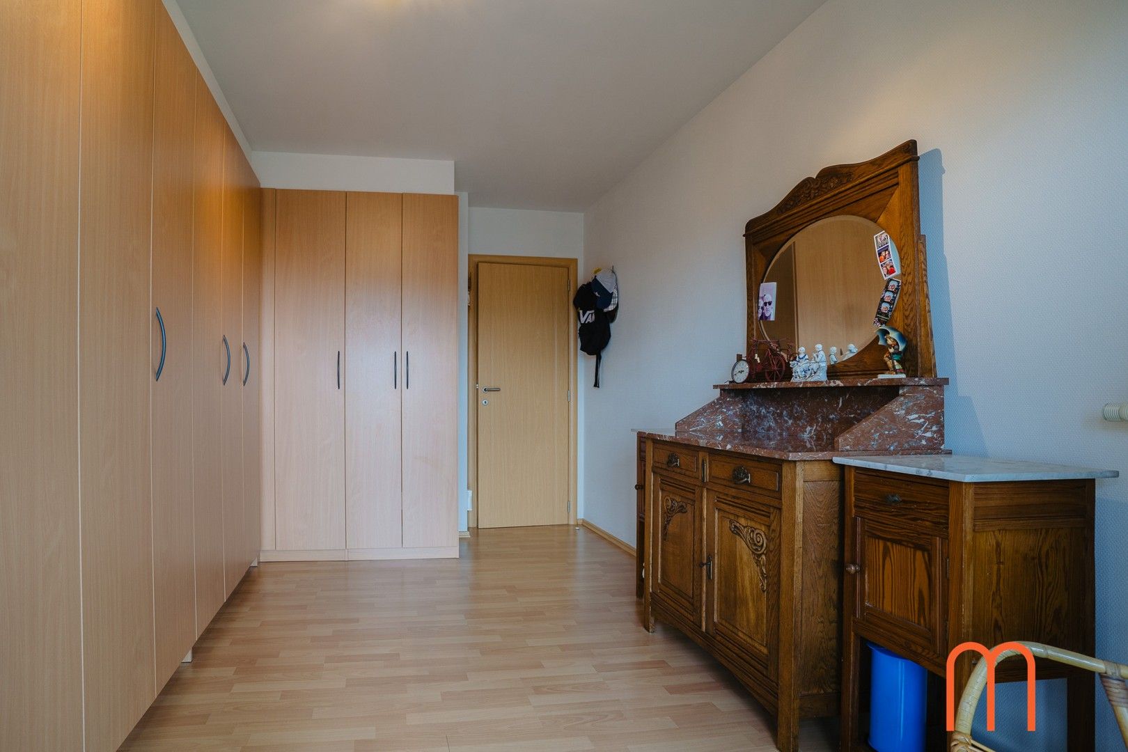 Heel ruim, residentieel appartement te koop met prachtig zicht op het Prinses Stefanieplein en de tennis van Oostende. foto 14