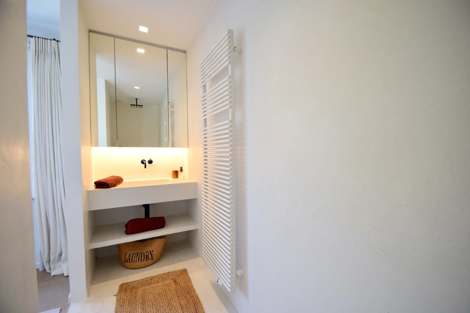Volledig gerenoveerd hoekappartement in een standingvolle villaresidentie gelegen in het Zoute. foto 16